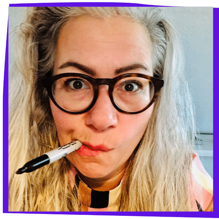 Christine Braun Coach Christine Braun mit Stift im Mund